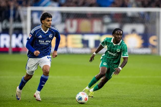 2 Soccer Bundesliga FC Schalke 04 SpVgg Greuther Fürth 26 09 2025 Mertcan Ayhan FC Schalke 04, 43 on the ball 2 Soccer Bundesliga FC Schalke 04 SpVgg Greuther Fürth Gelsenkirchen, VELTINS Arena on 01 08 2025 DFL REGULATIONS PROHIBIT ANY USE OF PHOTOGRAPHS AS IMAGE SEQUENCES AND OR QUASI VIDEO Copyright: xBEAUTIFULxSPORTS Wunderlx