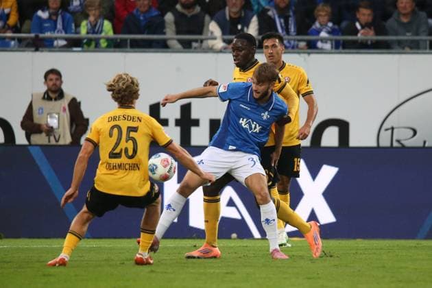 26 09 2025, xpfrx, Soccer 2 Bundesliga, SV Darmstadt 98 Dynamo Dresden v l Jonas Oehmichen SG Dynamo Dresden Kilian Julian Corredor SV Darmstadt 98 Kofi Amoako SG Dynamo Dresden Zweikampf, Aktion, action, battle for the ball DFL DFB REGULATIONS PROHIBIT ANY USE OF PHOTOGRAPHS as IMAGE SEQUENCES and or QUASI VIDEO Darmstadt