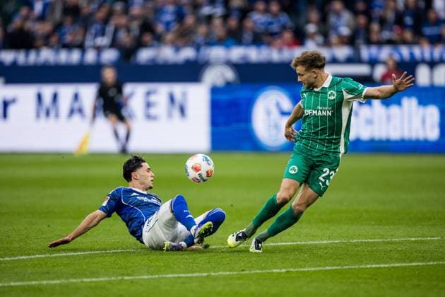 2 Soccer Bundesliga FC Schalke 04 SpVgg Greuther Fürth 26 09 2025 duel Soufiane El Faouzi Schalke 04, 23 , Jannik Dehm SpVgg Greuther Fürth, 23 2 Soccer Bundesliga FC Schalke 04 SpVgg Greuther Fürth Gelsenkirchen, VELTINS Arena on 01 08 2025 DFL REGULATIONS PROHIBIT ANY USE OF PHOTOGRAPHS AS IMAGE SEQUENCES AND OR QUASI VIDEO Copyright: xBEAUTIFULxSPORTS Wunderlx