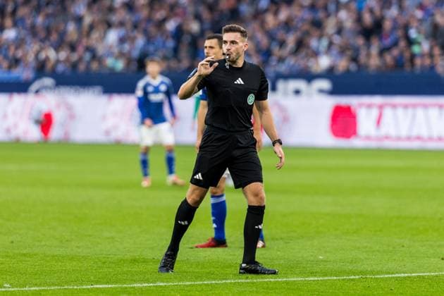 2 Soccer Bundesliga FC Schalke 04 SpVgg Greuther Fürth 26 09 2025 Referee Tom Bauer 2 Soccer Bundesliga FC Schalke 04 SpVgg Greuther Fürth Gelsenkirchen, VELTINS Arena on 01 08 2025 DFL REGULATIONS PROHIBIT ANY USE OF PHOTOGRAPHS AS IMAGE SEQUENCES AND OR QUASI VIDEO Copyright: xBEAUTIFULxSPORTS Wunderlx
