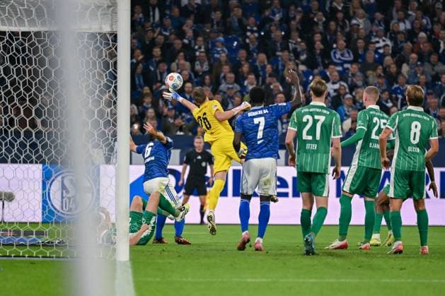 26 09 2025, Soccer, 2 Bundesliga, Season 2025 2026, Matchday 7, FC Schalke 04 SpVgg Greuther Fürth, Pelle Boevink SpVgg Greuther Fürth clears the ball, xRHR PHOTO YYx Copyright: KROEGER RHR-FOTOx RHR-FOTO YY