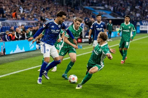 2 Soccer Bundesliga FC Schalke 04 SpVgg Greuther Fürth 26 09 2025 duel Kenan Karaman Schalke 04, 19 , Branimir Hrgota SpVgg Greuther Fürth, 10 2 Soccer Bundesliga FC Schalke 04 SpVgg Greuther Fürth Gelsenkirchen, VELTINS Arena on 01 08 2025 DFL REGULATIONS PROHIBIT ANY USE OF PHOTOGRAPHS AS IMAGE SEQUENCES AND OR QUASI VIDEO Copyright: xBEAUTIFULxSPORTS Wunderlx