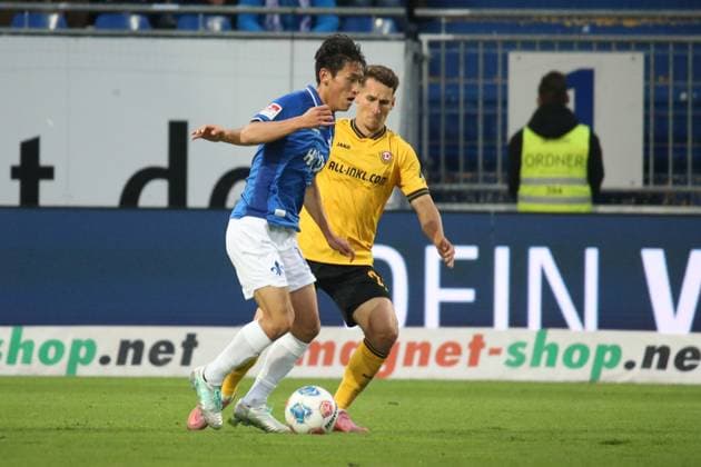 26 09 2025, xpfrx, Soccer 2 Bundesliga, SV Darmstadt 98 Dynamo Dresden v l Hiroki Akiyama SV Darmstadt 98 Konrad Faber SG Dynamo Dresden Zweikampf, Aktion, action, battle for the ball DFL DFB REGULATIONS PROHIBIT ANY USE OF PHOTOGRAPHS as IMAGE SEQUENCES and or QUASI VIDEO Darmstadt