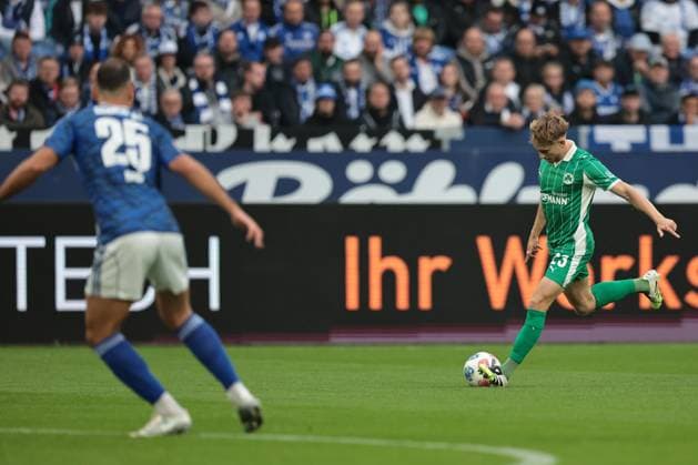 Jannik Dehm SpVgg Greuther Fürth at the match of the 2 Bundesliga season 2025 26 FC Schalke 04 Greuther Fürth Copyright Thomas Pakusch Copyright: Thomas Pakusch