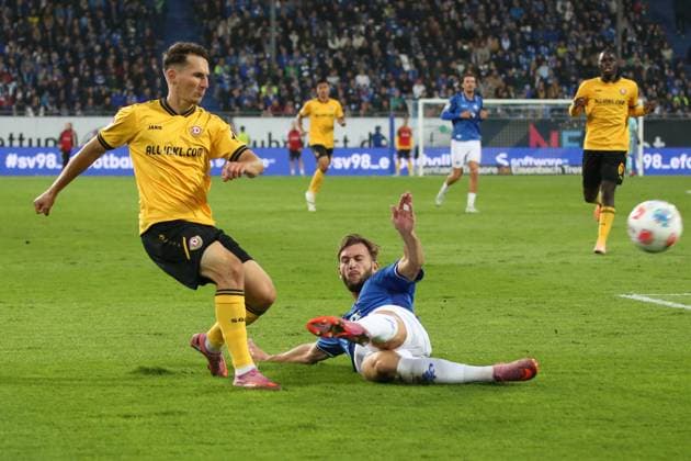 26 09 2025, xpfrx, Soccer 2 Bundesliga, SV Darmstadt 98 Dynamo Dresden v l Konrad Faber SG Dynamo Dresden Kilian Julian Corredor SV Darmstadt 98 Zweikampf, Aktion, action, battle for the ball DFL DFB REGULATIONS PROHIBIT ANY USE OF PHOTOGRAPHS as IMAGE SEQUENCES and or QUASI VIDEO Darmstadt