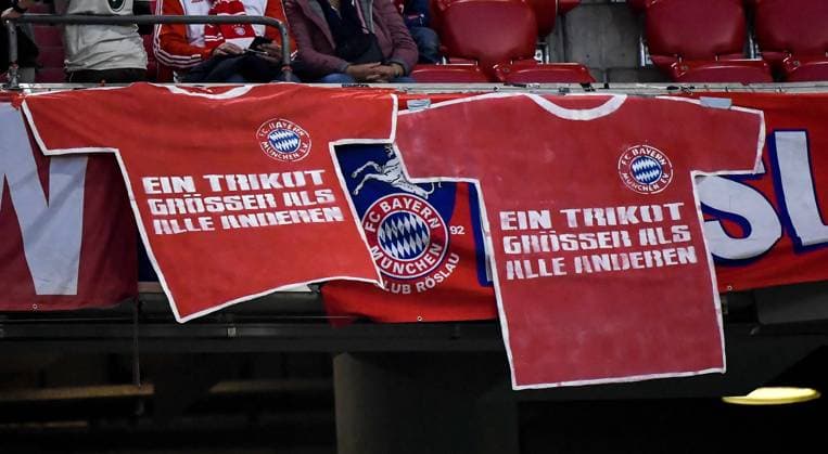 26 09 2025, xemx, Soccer 1 Bundesliga, FC Bayern Muenchen SV Werder Bremen v l Banner, Jersey, EIN TRIKOT GROSSER ALS ALLE ANDEREN DFL DFB REGULATIONS PROHIBIT ANY USE OF PHOTOGRAPHS AS IMAGE SEQUENCES AND OR QUASI VIDEO Muenchen