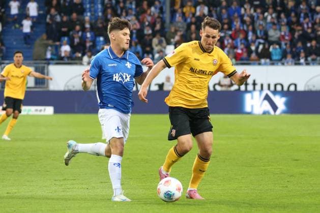 26 09 2025, xpfrx, Soccer 2 Bundesliga, SV Darmstadt 98 Dynamo Dresden v l Leon Klassen SV Darmstadt 98 Konrad Faber SG Dynamo Dresden Zweikampf, Aktion, action, battle for the ball DFL DFB REGULATIONS PROHIBIT ANY USE OF PHOTOGRAPHS as IMAGE SEQUENCES and or QUASI VIDEO Darmstadt