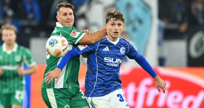 26 09 2025 Soccer Season 2025 2026 2 Soccer Bundesliga 07 Matchday FC Schalke 04 S04 SpVgg Greuther Fürth Kleeblatt Sportfoto Zink xwoxzix DFL regulations prohibit any use of photographs as image sequences and or quasi video only for editorial use Felix Klaus 30, SpVgg Greuther Fürth Vitalie Becker 33, FC Schalke 04 S04