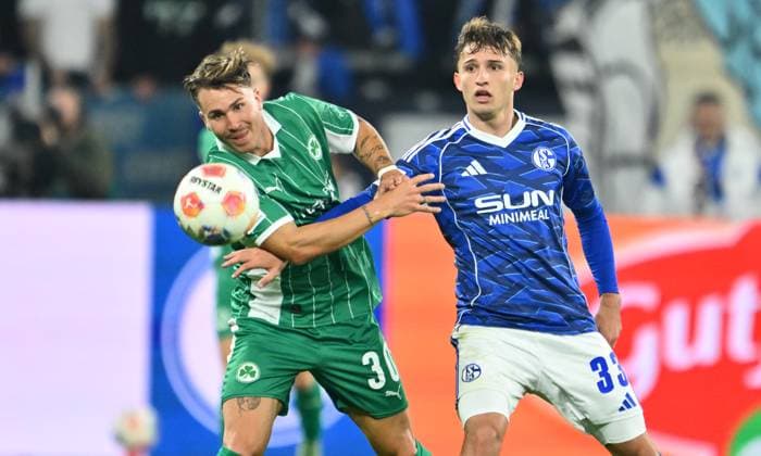 26 09 2025 Soccer Season 2025 2026 2 Soccer Bundesliga 07 Matchday FC Schalke 04 S04 SpVgg Greuther Fürth Kleeblatt Sportfoto Zink xwoxzix DFL regulations prohibit any use of photographs as image sequences and or quasi video only for editorial use Felix Klaus 30, SpVgg Greuther Fürth Vitalie Becker 33, FC Schalke 04 S04