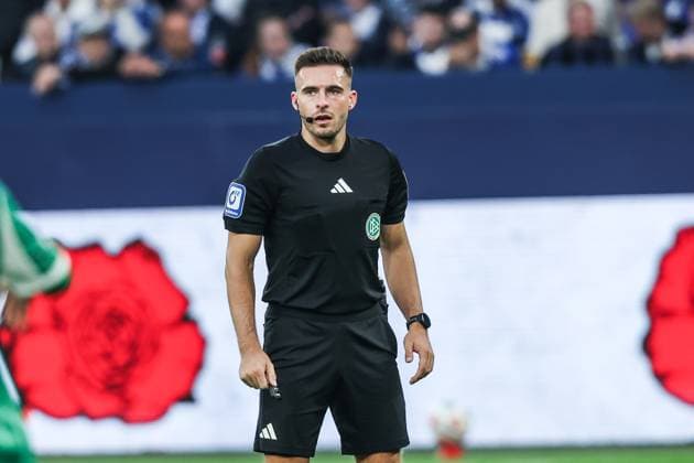 Sport, Football, 2 Bundesliga Season 2025 2026 7 Matchday FC Schalke 04 SpVgg Greuther Fürth 26 09 2025, VELTINS Arena Tom Bauer Referee Gelsenkirchen VELTINS Arena Nordrhein Westfalen Germany