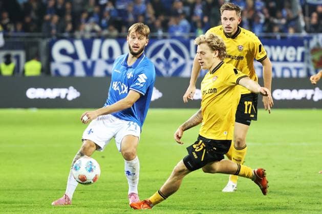 26 09 2025, xtvx, Fußball 2 Bundesliga, SV Darmstadt 98 Dynamo Dresden v l Killian Corredor SV Darmstadt 98 Jonas Oehmichen SG Dynamo Dresden Zweikampf, Duell, duel, tackle, compete DFL DFB REGULATIONS PROHIBIT ANY USE OF PHOTOGRAPHS as IMAGE SEQUENCES and or QUASI VIDEO Darmstadt