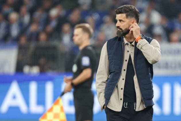 2 Bundesliga FC Schalke 04 SpVgg Greuther Fürth on 25 09 2025 in the Veltins Arena at Schalke Coach Miron Muslic Schalke pensive MH