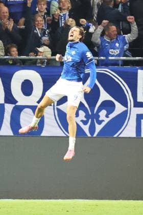 26 09 2025, xtvx, Fußball 2 Bundesliga, SV Darmstadt 98 Dynamo Dresden v l Goal scored, Tor zum 2 0 Fraser Hornby SV Darmstadt 98 Torjubel, Goal celebration, celebrate the goal, celebrates scoring DFL DFB REGULATIONS PROHIBIT ANY USE OF PHOTOGRAPHS as IMAGE SEQUENCES and or QUASI VIDEO Darmstadt