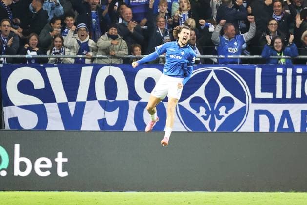 26 09 2025, xtvx, Fußball 2 Bundesliga, SV Darmstadt 98 Dynamo Dresden v l Goal scored, Tor zum 2 0 Fraser Hornby SV Darmstadt 98 Torjubel, Goal celebration, celebrate the goal, celebrates scoring DFL DFB REGULATIONS PROHIBIT ANY USE OF PHOTOGRAPHS as IMAGE SEQUENCES and or QUASI VIDEO Darmstadt