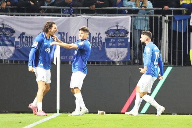 26 09 2025, xtvx, Fußball 2 Bundesliga, SV Darmstadt 98 Dynamo Dresden v l Goal scored, Tor zum 2 0 Fraser Hornby SV Darmstadt 98 Torjubel, Goal celebration, celebrate the goal, celebrates scoring DFL DFB REGULATIONS PROHIBIT ANY USE OF PHOTOGRAPHS as IMAGE SEQUENCES and or QUASI VIDEO Darmstadt