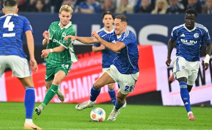 26 09 2025 Soccer Season 2025 2026 2 Soccer Bundesliga 07 Matchday FC Schalke 04 S04 SpVgg Greuther Fürth Kleeblatt Sportfoto Zink xwoxzix DFL regulations prohibit any use of photographs as image sequences and or quasi video only for editorial use Marco John 24, SpVgg Greuther Fürth Nikola Katic 25, FC Schalke 04 S04