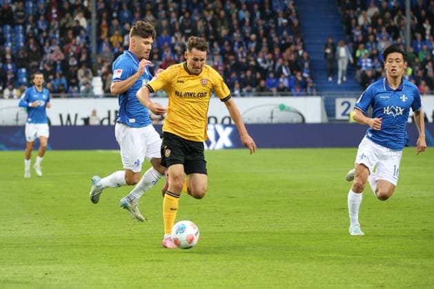 26 09 2025, xpfrx, Soccer 2 Bundesliga, SV Darmstadt 98 Dynamo Dresden v l Leon Klassen SV Darmstadt 98 Konrad Faber SG Dynamo Dresden Zweikampf, Aktion, action, battle for the ball DFL DFB REGULATIONS PROHIBIT ANY USE OF PHOTOGRAPHS as IMAGE SEQUENCES and or QUASI VIDEO Darmstadt