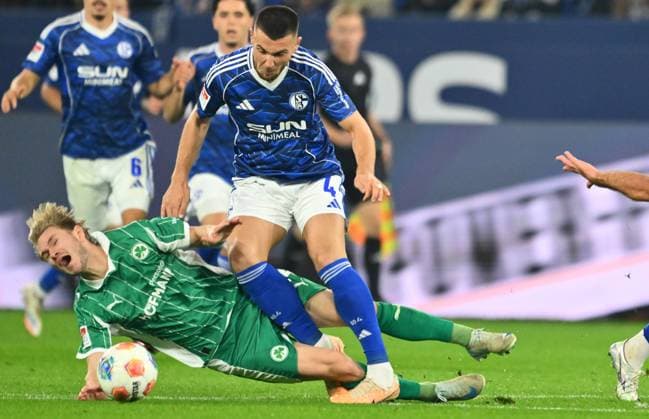 26 09 2025 Soccer Season 2025 2026 2 Soccer Bundesliga 07 Matchday FC Schalke 04 S04 SpVgg Greuther Fürth Kleeblatt Sportfoto Zink xwoxzix DFL regulations prohibit any use of photographs as image sequences and or quasi video only for editorial use Marco John 24, SpVgg Greuther Fürth Hasan Kurucay 4, FC Schalke 04 S04