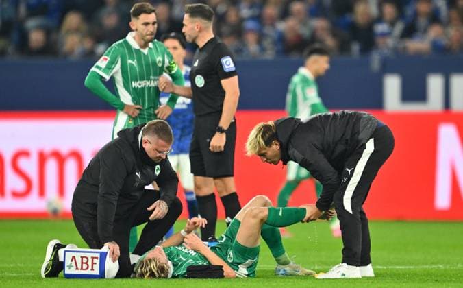 26 09 2025 Soccer Season 2025 2026 2 Soccer Bundesliga 07 Matchday FC Schalke 04 S04 SpVgg Greuther Fürth Kleeblatt Sportfoto Zink xwoxzix DFL regulations prohibit any use of photographs as image sequences and or quasi video only for editorial use Marco John 24, SpVgg Greuther Fürth battered on the ground Patrick Rutte Physio SpVgg Greuther Fürth Dr Stefan Söllner Team Doctor SpVgg Greuther Fürth