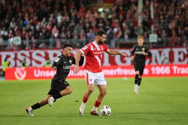 8 Samuele Di Benedetto Stuttgart, l pursued 10 Tolcay Cigerci Energie Cottbus Football 3 Liga 2025 2026 FC Energie Cottbus VfB Stuttgart II