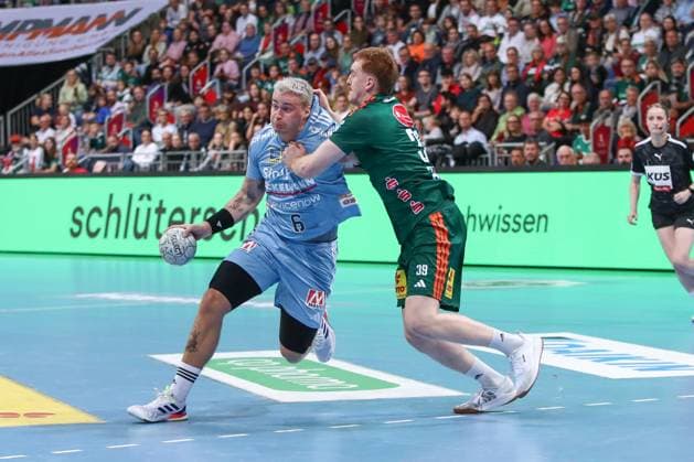 26 09 2025, xgox, Handball Daikin HBL, TSV Hannover Burgdorf HC Erlangen emspor, v l Marek Nissen Erlangen, 6 , Lukas Stutzke Hannover, 39 duel, duel, fight, tackle Hannover