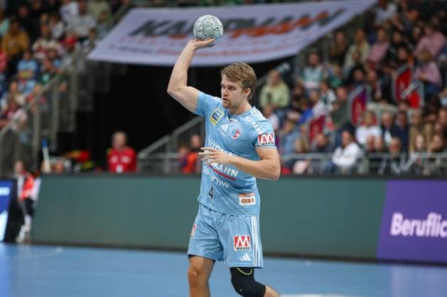 26 09 2025, xgox, Handball Daikin HBL, TSV Hannover Burgdorf HC Erlangen emspor, v l Andri Mar Runarsson Erlangen, 4 am Ball, plays the ball Hannover