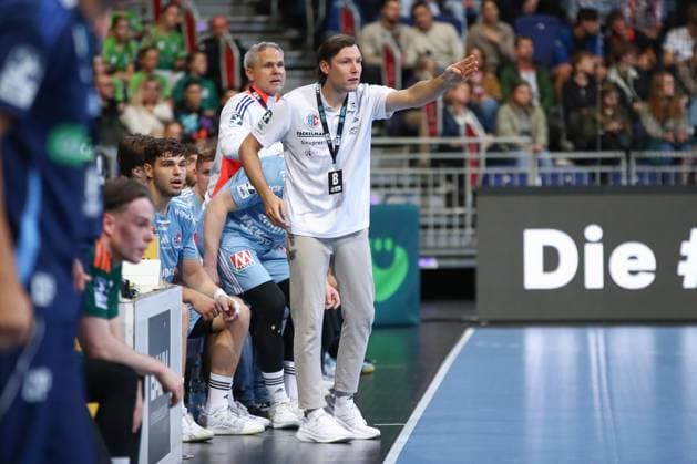 26 09 2025, xgox, Handball Daikin HBL, TSV Hannover Burgdorf HC Erlangen emspor, v l Johannes Sellin Erlangen, coach gives instructions, gestures with arms, gesticulates, gives instructions Hannover
