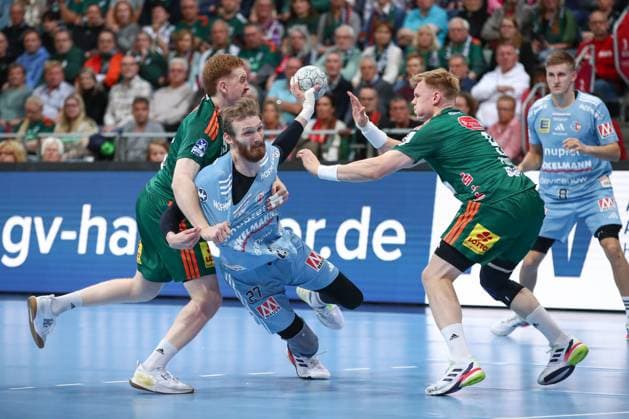 26 09 2025, xgox, Handball Daikin HBL, TSV Hannover Burgdorf HC Erlangen emspor, v l Lukas Stutzke Hannover, 39 , Antonio Metzner Erlangen, 27 , Vilhelm Poulsen Hannover, 9 duel, duel, fight, tackle Hannover