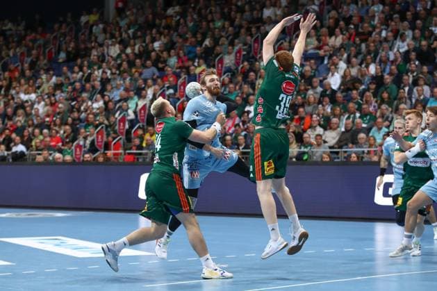 26 09 2025, xgox, Handball Daikin HBL, TSV Hannover Burgdorf HC Erlangen emspor, v l Antonio Metzner Erlangen, 27 throws goal, goal scorer, scores goal, scores the goal Hannover