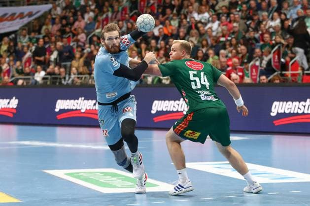 26 09 2025, xgox, Handball Daikin HBL, TSV Hannover Burgdorf HC Erlangen emspor, v l Antonio Metzner Erlangen, 27 , Justus Fischer Hannover, 54 duel, duel, fight, tackle Hannover