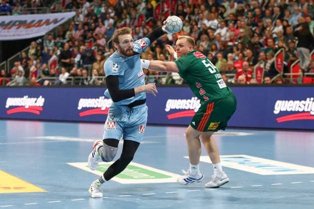 26 09 2025, xgox, Handball Daikin HBL, TSV Hannover Burgdorf HC Erlangen emspor, v l Antonio Metzner Erlangen, 27 , Justus Fischer Hannover, 54 duel, duel, fight, tackle Hannover