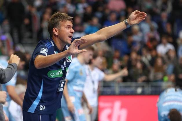26 09 2025, xgox, Handball Daikin HBL, TSV Hannover Burgdorf HC Erlangen emspor, v l Christian Prokop Hannover, coach gives instructions, gestures with arms, gesticulates, gives instructions Hannover