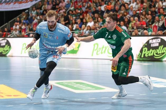 26 09 2025, xgox, Handball Daikin HBL, TSV Hannover Burgdorf HC Erlangen emspor, v l Antonio Metzner Erlangen, 27 , Leif Tissier Hannover, 7 duel, duel, fight, tackle Hannover