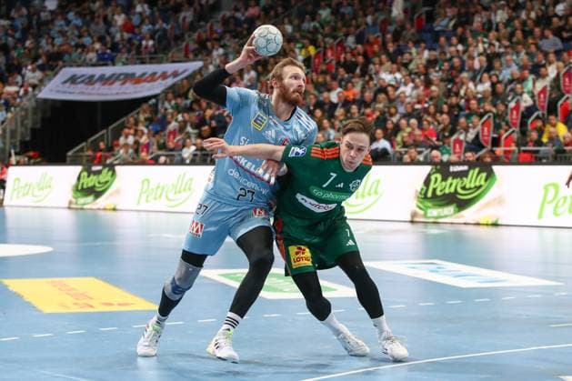 26 09 2025, xgox, Handball Daikin HBL, TSV Hannover Burgdorf HC Erlangen emspor, v l Antonio Metzner Erlangen, 27 , Leif Tissier Hannover, 7 duel, duel, fight, tackle Hannover