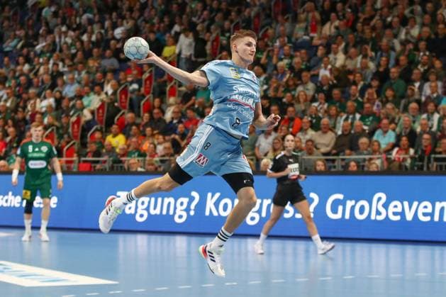 26 09 2025, xgox, Handball Daikin HBL, TSV Hannover Burgdorf HC Erlangen emspor, v l Sander Andreassen Overjordet Erlangen, 8 throws goal, Torschuetze, scores goal, Treffer, scores the goal Hannover