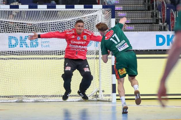 26 09 2025, xgox, Handball Daikin HBL, TSV Hannover Burgdorf HC Erlangen emspor, v l Dario Quenstedt Erlangen, 1 at the seven-meter August Baskar Pedersen Hannover, 17 Hannover