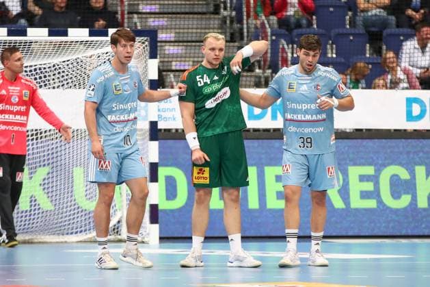 26 09 2025, xgox, Handball Daikin HBL, TSV Hannover Burgdorf HC Erlangen emspor, v l Florian Scheerer Erlangen, 10 , Justus Fischer Hannover, 54 , Tobias Buck Erlangen, 39 duel, duel, fight, tackle Hannover