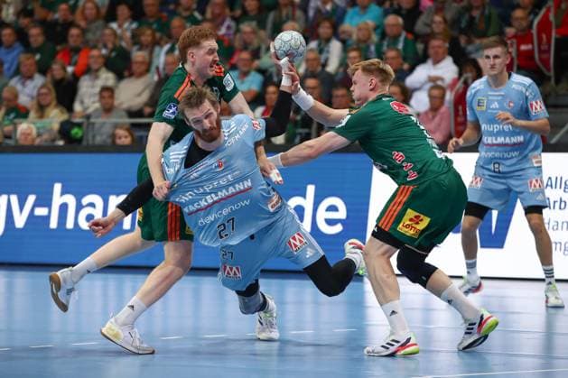 26 09 2025, xgox, Handball Daikin HBL, TSV Hannover Burgdorf HC Erlangen emspor, v l Lukas Stutzke Hannover, 39 , Antonio Metzner Erlangen, 27 , Vilhelm Poulsen Hannover, 9 duel, duel, fight, tackle Hannover