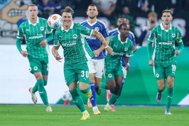 25 09 2025, Soccer, FC Schalke 04 SpVgg Greuther Fürth, 7 Matchday, 2 Soccer Bundesliga, Veltins Arena Gelsenkirchen, Season 2025 2026 Felix Klaus Greuther Fürth 30 DFB regulations prohibit any use of photographs as image sequences and or quasi video Nordrhein Westfalen Germany