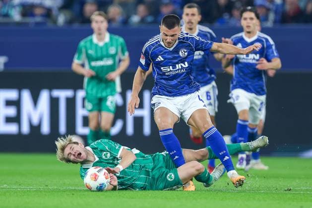 25 09 2025, Fußball, FC Schalke 04 SpVgg Greuther Fürth, 7 Spieltag, 2 Fußball Bundesliga, Veltins Arena Gelsenkirchen, Saison 2025 2026 Marco John Greuther Fürth 24 collapses in a duel against Hasan Kurucay Schalke04 04 DFB regulations prohibit any use of photographs as image sequences and or quasi video Nordrhein Westfalen Germany