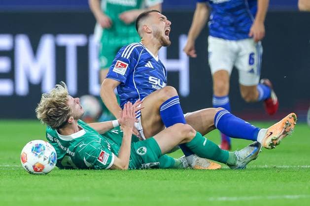 25 09 2025, Fußball, FC Schalke 04 SpVgg Greuther Fürth, 7 Spieltag, 2 Fußball Bundesliga, Veltins Arena Gelsenkirchen, Saison 2025 2026 Marco John Greuther Fürth 24 collapses in a duel against Hasan Kurucay Schalke04 04 DFB regulations prohibit any use of photographs as image sequences and or quasi video Nordrhein Westfalen Germany