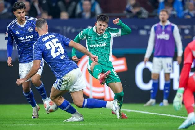 25 09 2025, Football, FC Schalke 04 SpVgg Greuther Fürth, Matchday 7, 2 Fußball Bundesliga, Veltins Arena Gelsenkirchen, Saison 2025 2026 Aaron Keller Greuther Fürth 16 in duel against Mertcan Ayhan Schalke04 43 and Nikola Katic Schalke04 25 DFB regulations prohibit any use of photographs as image sequences and or quasi video Nordrhein Westfalen Germany