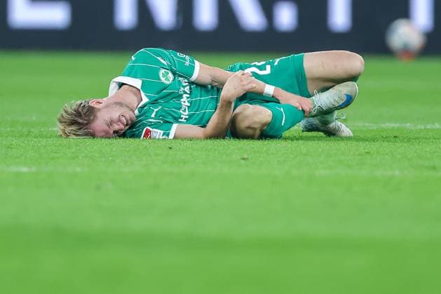 25 09 2025, Football, FC Schalke 04 SpVgg Greuther Fürth, 7 Matchday, 2 Soccer Bundesliga, Veltins Arena Gelsenkirchen, Season 2025 2026 Marco John Greuther Fürth 24 lies on the pitch in pain DFB regulations prohibit any use of photographs as image sequences and or quasi video North Rhine-Westphalia Germany
