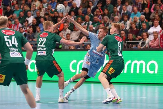 26 09 2025, xgox, Handball Daikin HBL, TSV Hannover Burgdorf HC Erlangen emspor, v l Marian Michalczik Hannover, 22 , Sander Andreassen Overjordet Erlangen, 8 , Vilhelm Poulsen Hannover, 9 duel, duel, fight, tackle Hannover