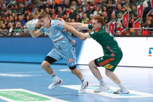 26 09 2025, xgox, Handball Daikin HBL, TSV Hannover Burgdorf HC Erlangen emspor, v l Sander Andreassen Overjordet Erlangen, 8 , Lukas Stutzke Hannover, 39 duel, duel, fight, tackle Hannover