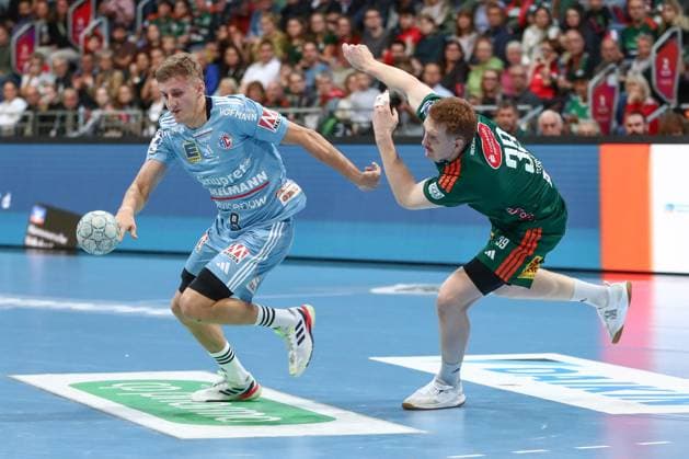 26 09 2025, xgox, Handball Daikin HBL, TSV Hannover Burgdorf HC Erlangen emspor, v l Sander Andreassen Overjordet Erlangen, 8 , Lukas Stutzke Hannover, 39 duel, duel, fight, tackle Hannover
