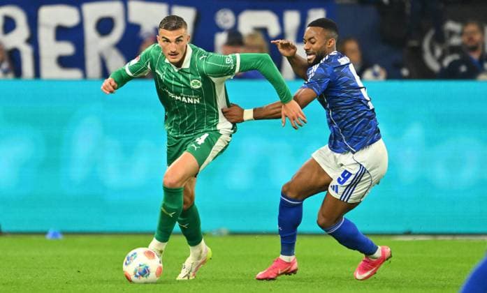 26 09 2025 Soccer Season 2025 2026 2 Soccer Bundesliga 07 Matchday FC Schalke 04 S04 SpVgg Greuther Fürth Kleeblatt Sportfoto Zink xwoxzix DFL regulations prohibit any use of photographs as image sequences and or quasi video only for editorial use Philipp Ziereis 4, SpVgg Greuther Fürth Moussa Sylla 9, FC Schalke 04 S04