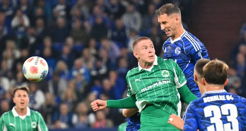 26 09 2025 Soccer Season 2025 2026 2 Soccer Bundesliga 07 Matchday FC Schalke 04 S04 SpVgg Greuther Fürth Kleeblatt Sportfoto Zink xwoxzix DFL regulations prohibit any use of photographs as image sequences and or quasi video only for editorial use Brynjar Ingi Bjarnason 25, SpVgg Greuther Fürth Nikola Katic 25, FC Schalke 04 S04