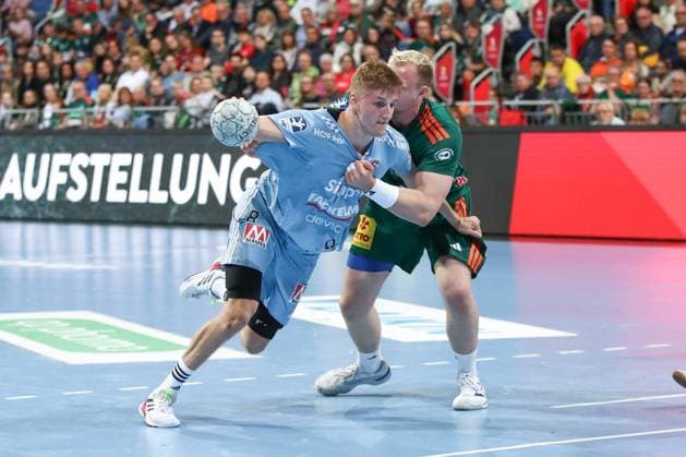 6 09 2025, xgox, Handball Daikin HBL, TSV Hannover Burgdorf HC Erlangen emspor, v l Sander Andreassen Overjordet Erlangen, 8 , Justus Fischer Hannover, 54 duel, duel, fight, tackle 2 Hannover