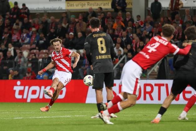 26 09 2025, xtgx, Fussball 3 Liga, FC Energie Cottbus VfB Stuttgart II emspor, v l Henry Rorig Cottbus, 3 schiesst Tor, Torschuetze, erzielt Tor, Treffer, scores the goal 2 0 DFL DFB REGULATIONS PROHIBIT ANY USE OF PHOTOGRAPHS as IMAGE SEQUENCES and or QUASI VIDEO Cottbus